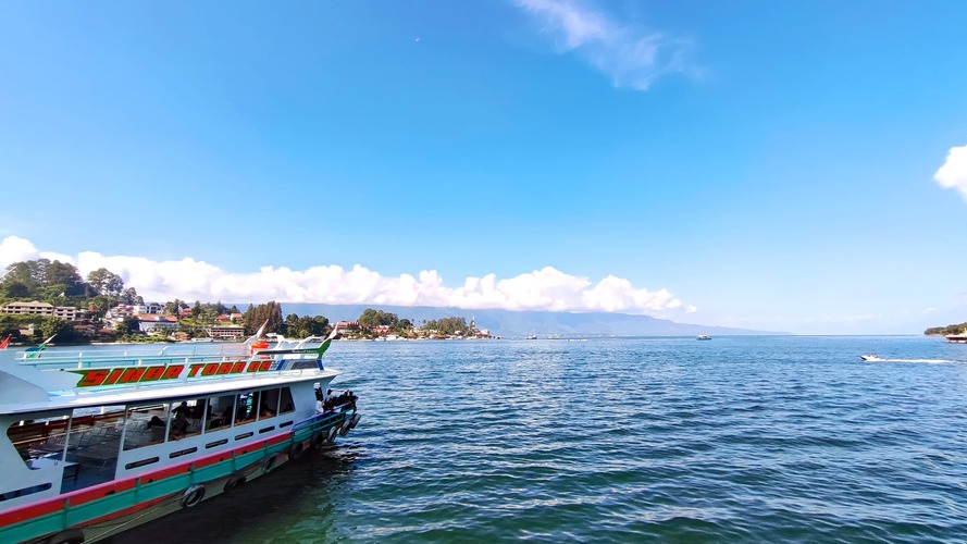 pemandangan danau toba dari parapat
